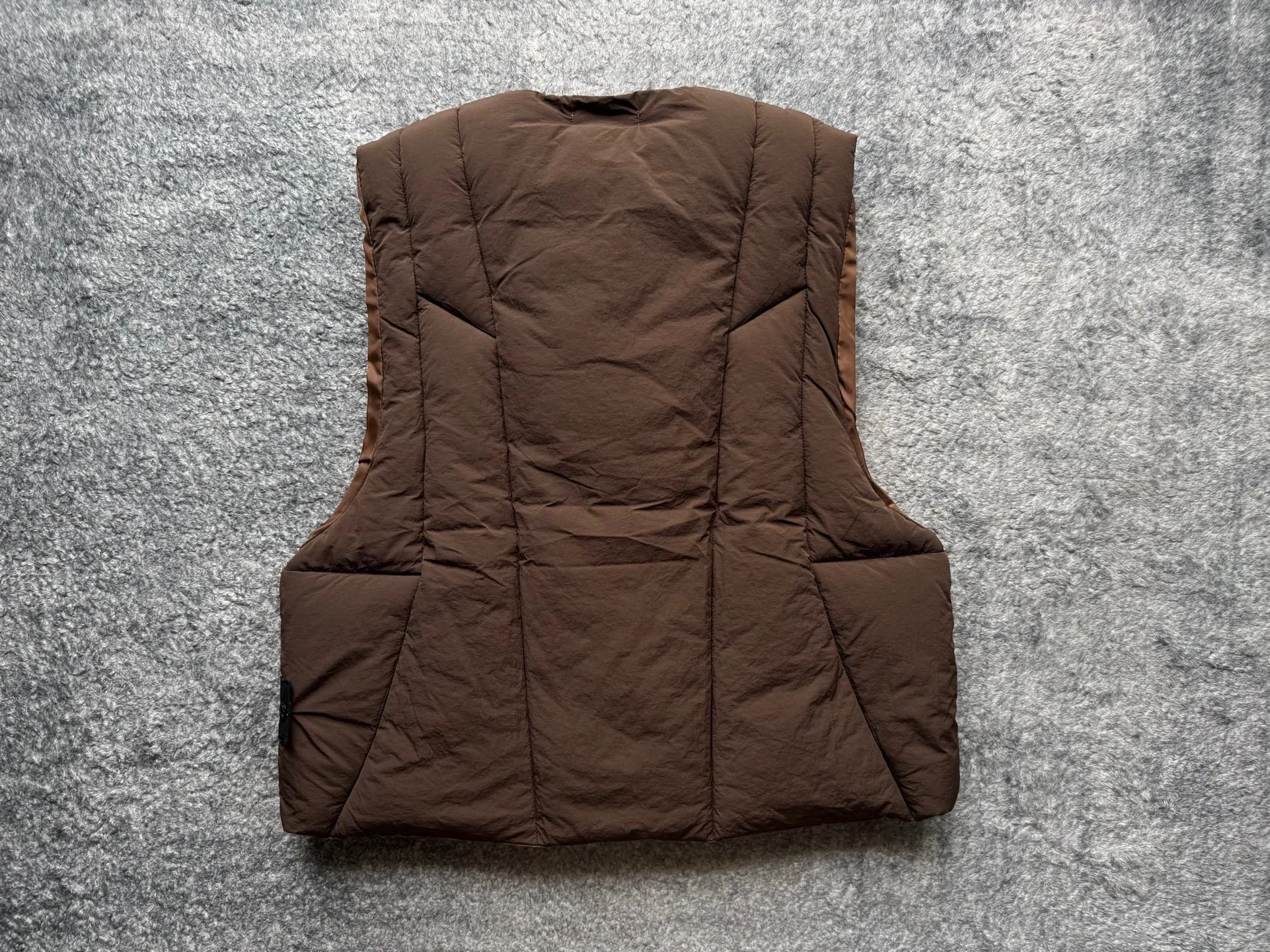 P280 Stone Island 25Fw Stone Island Linear Split Silhouette Cotton-Filled Deconstructed Waistcoat Jacket Stone Island's 2025 Grand Offering The outer layer is made of high-quality wrinkled nylon fabric, and the inner layer is filled with high-comfort and warm velvet cotton. The filling amount is very sufficient and the overall clothing is very full. The upper body silhouette and warmth are well guaranteed. The front and rear split line design is simple without losing details. The double zipper puller zipper increases practicality. The short design is very suitable for trendy matching in all seasons. It is very effective whether it is paired with a sweatshirt or a jacket. The basic black and chocolate brown meet the requirements of jumping in color and being versatile. It is a powerful tool for matching lazy suits when going out on the street. The classic emblem armband of Stone Island highlights the brand tension. It is first released on the entire network. Manufactured by a large factory. Complete with three-label accessories. Same style for men and women. Color: brown/black Size: m～xl